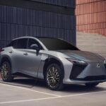 Lexus, la división de lujo de Toyota, ha sobresalido en el mercado de los SUV eléctricos de lujo con el Lexus RZ. Este modelo ha recibido buenas calificaciones de fiabilidad, alcanzando el primer o segundo lugar en la categoría de SUV eléctricos de lujo. Si bien ha habido algunas quejas sobre su autonomía limitada y tiempos de carga lentos, la fiabilidad general del Lexus RZ sigue siendo excelente, respaldada por características de seguridad avanzadas. Algunos usuarios lo consideran el vehículo eléctrico más seguro que han conducido, gracias a su tecnología de asistencia a la conducción y frenado de emergencia. Para aquellos que no planean realizar viajes largos, el Lexus RZ sigue siendo una opción recomendable.