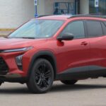 El Chevrolet Trax 2026, con un precio base de $23,495 (o $22,995 con una oferta especial), ha sido completamente rediseñado para ofrecer un diseño más estilizado y espacioso. Este crossover destaca por su mayor tamaño, que se traduce en más espacio interior, con un área de carga que alcanza las 54.1 pies cúbicos con los asientos traseros abatidos. El Trax ofrece un manejo refinado y una cabina cómoda y silenciosa, además de equipamiento como conectividad inalámbrica con Apple CarPlay y Android Auto, convirtiéndolo en una opción ideal para quienes buscan un SUV asequible y funcional.