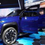 Otro vehículo eléctrico de GM, el Chevrolet Silverado EV, también ha tenido problemas tempranos que están afectando su desempeño en el mercado. Aunque fue lanzado hace poco, el modelo ha recibido recalls relacionados con los motores y componentes eléctricos, lo que ha generado dudas sobre su fiabilidad. Además, se prevé que este modelo pueda enfrentarse a un stop-sale si no se solucionan rápidamente estos fallos. Si estás considerando un camión eléctrico, es probable que desees esperar hasta que este modelo sea más confiable o bien optar por opciones de híbridos más probadas, como la Toyota Tacoma o Tundra.