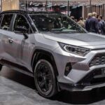 Modelos como el Toyota RAV4 Hybrid y el Honda CR‑V Hybrid equilibran consumo bajo y practicidad. Son populares entre familias que buscan eficiencia sin renunciar a espacio.