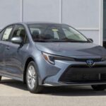 El Toyota Corolla no nació para ser legendario, pero su confiabilidad extrema y su enorme presencia global lo convirtieron en uno de los autos más influyentes de la historia.