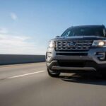 El Ford Explorer es conocido por su capacidad de remolque y su espacio para cinco pasajeros, pero Consumer Reports indica que este SUV enfrenta problemas con la suspensión y los electrónica sensibles, que hacen que su conducción sea dura y poco cómoda. La rigidez de la suspensión y el desgaste prematuro de los componentes hacen que este modelo no sea la mejor opción para quienes buscan un SUV fiable y cómodo para viajes largos. La exploración familiar se ve empañada por estos problemas recurrentes que afectan su puntuación general.