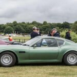 Cuando Aston Martin colaboró con el estudio italiano Zagato, nació una de las piezas más codiciadas del automovilismo. Solo 19 unidades originales fueron producidas. Ligero, aerodinámico y extremadamente bello, representa el punto exacto donde el arte y la competición se encuentran.