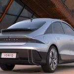 Uno de los pocos sedanes eléctricos disponibles. Arranca en USD 39.095 y alcanza hasta 342 millas de autonomía. Destaca por su eficiencia, diseño aerodinámico y completo paquete de asistencias a la conducción.