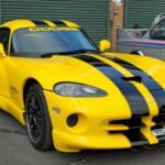 El Viper es pura adrenalina: motor V10, capó largo y estilo brutal. Sin asistencias electrónicas, cada arrancada y curva despierta la atención de todos los presentes.
