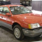 Cuando apareció en 1986, el Taurus rompió con todo lo conocido. Su diseño aerodinámico parecía llegado del futuro y marcó un antes y un después para Ford, introduciendo el uso masivo de diseño asistido por computadora y tracción delantera.