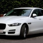 El Jaguar XE, construido sobre una arquitectura ligera de aluminio, ofrece una combinación única de eficiencia y dinamismo en su categoría. Con el motor Ingenium de 2.0 litros turboalimentado, que entrega entre 163 y 204 hp, este sedán diésel ofrece una conducción deportiva sin sacrificar la eficiencia de combustible. Con tracción trasera, el XE es ideal para quienes buscan un sedán ligero y ágil, con un rendimiento sobresaliente.