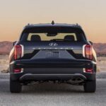 El Hyundai Palisade 2026 ha sido reconocido por su comodidad y valor, ganando el premio a Mejor SUV Mediano de Good Housekeeping. Con una configuración de tres filas, ofrece espacio genuino para pasajeros adultos, no solo para niños. Las sillas de capitán de la segunda fila en los modelos más altos brindan un confort individual, mientras que la gran pantalla táctil y los sistemas de audio premium mantienen a todos entretenidos. Si necesitas un SUV de tres filas sin la bulk de los modelos de tamaño completo, el Palisade es la opción perfecta.