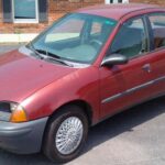 El Geo Metro ofrecía consumos muy bajos, pero a cambio sacrificaba casi todo lo demás. Con 55 CV, mala insonorización, frenos justos y un nivel de seguridad muy pobre, conducirlo era una experiencia poco agradable incluso para trayectos cortos.