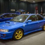 El STI Type R era rally en estado puro. Su caja manual reforzada trabajaba en perfecta armonía con la tracción total y el motor bóxer turbo. Los recorridos eran cortos, firmes y pensados para conducción agresiva, transmitiendo una sensación de control absoluto.