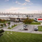 La Highlander se produce en la planta de Toyota en Indiana, junto a modelos como la Grand Highlander y la Sienna. Toyota fabrica vehículos en Estados Unidos desde los años 70, y la Highlander se produce allí desde 2009. Tanto las versiones híbridas como las convencionales salen de la misma fábrica.