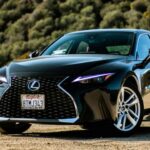 Lexus, la marca de lujo de Toyota, combina la fiabilidad y durabilidad de su matriz con un diseño elegante y sofisticado, lo que la convierte en una opción excelente para quienes buscan un coche de lujo con una excelente retención de valor. Los modelos de Lexus, como el RX o el ES, son conocidos por su fiabilidad y alto valor de reventa, lo que los convierte en una inversión atractiva para aquellos que buscan lujo a largo plazo sin el gasto en mantenimiento que otros vehículos de lujo pueden implicar.