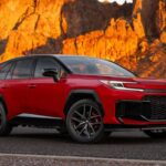 El Toyota RAV4 sigue siendo uno de los SUV más vendidos en los EE.UU., y el modelo híbrido enchufable de 2026 promete ser aún más popular. Con un rediseño audaz y una potencia combinada de 320 caballos, este modelo híbrido enchufable es ideal para quienes buscan un rendimiento eficiente y una conducción ágil. La aceleración de 0 a 100 km/h en 5,6 segundos lo convierte en una opción destacada, mientras que su dirección asistida y suspensión optimizada ofrecen una experiencia de conducción sin igual.