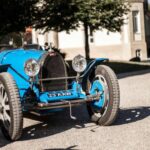 El último proyecto de Ettore Bugatti fue un auto de competición liviano y avanzado para su época. Aunque estaba pensado para las pistas de posguerra, el fallecimiento del fundador provocó que el proyecto quedara inconcluso, convirtiéndolo en una pieza histórica olvidada.