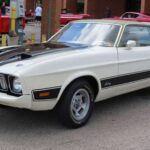 El Mach 1 de 1973 conservaba un nombre mítico y una silueta imponente. Sin embargo, sus motores ya estaban muy recortados respecto a generaciones anteriores.

Las restricciones de la época lo transformaron en un coche más cómodo que deportivo, apoyado más en la nostalgia que en el rendimiento real.