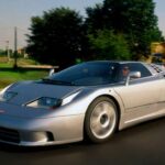 El renacimiento ambicioso de Bugatti.

Romano Artioli devolvió a Bugatti al mapa con un V12 quad-turbo y tracción integral. El EB110 combinaba lujo, tecnología y prestaciones extremas, con una velocidad superior a las 216 mph en su versión Supersport. Aunque la marca quebró, el auto dejó una huella imborrable.