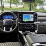 Ford ha dominado el mercado de camionetas pickup con su exitosa F-Series, que ha sido la camioneta más vendida en Estados Unidos durante más de cuatro décadas. La Ford F-150 viene equipada con una pantalla táctil de 12 pulgadas, un cluster digital, y características como BlueCruise, que permite conducción semiautónoma en autopistas. Además, ofrece un sistema de cámaras de 360 grados, asistente de estacionamiento y Pro Trailer Backup Assist, un sistema que facilita maniobras de remolque. Con tecnología de punta tanto en el interior como en el motor, la F-150 es la opción ideal para quienes buscan un equilibrio perfecto entre tecnología y capacidad de trabajo.