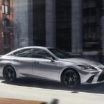 El Lexus ES Híbrido 2025 es un sedán de lujo que no solo ofrece un gran confort, sino también una fiabilidad excepcional. Con un motor híbrido que genera 215 caballos de fuerza, este vehículo es ideal para quienes buscan eficiencia y suavidad en la conducción. El Lexus ES Híbrido destaca por su excelente manejo, capacidad para absorber impactos y su impresionante consumo de 42 mpg. Con un interior espacioso y varias características de asistencia al conductor, el ES Híbrido es una opción confiable dentro del segmento de autos de lujo, comparable incluso con modelos de marcas premium como BMW y Acura.