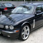 Madera, cuero y encanto británico. Disposición total a aceptar inconvenientes a cambio de “carácter”.