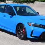El Honda Civic Type R es reconocido por su rendimiento de nivel de pista y su estilo agresivo. Su motor turboalimentado proporciona una aceleración impresionante, mientras que su dirección precisa y su suspensión adaptable mejoran sus capacidades de manejo. El modelo 2024 continúa refinando estos aspectos, convirtiéndolo en una de las mejores opciones en el segmento de los coches compactos deportivos. A pesar de su enfoque en el rendimiento, el Type R sigue siendo práctico para el uso diario, con asientos cómodos y un amplio espacio de carga. Para los conductores que desean un coche que sobresalga tanto en la carretera como en la pista, el Civic Type R es una opción excelente.
