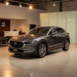 Si buscas un SUV pequeño con un toque más premium, el Mazda CX-30 es una opción excelente. Su manejo ágil y preciso lo hace extremadamente divertido de conducir, mientras que su interior bien acabado refleja la calidad de los materiales de Mazda. Aunque su espacio interior puede ser algo ajustado en comparación con otros SUVs en este rango de precios, la sensación de calidad y la experiencia de conducción son realmente notables. Este SUV es ideal para quienes buscan una combinación de diversión al volante y fiabilidad, todo mientras mantienen un precio accesible.