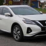 El Murano siempre se destacó por su estilo y un interior bien logrado, pero su conducción no convence. La CVT resta respuesta y hace que todo se sienta lento y poco conectado. Prioriza confort visual antes que control real.