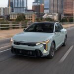 El Kia K4 2025, sustituto del Forte, destaca por su experiencia de conducción valorada en 88/100, la más alta de esta lista en ese apartado. Con un motor 2.0 de 147 CV y un interior dominado por una pantalla táctil de 12,3 pulgadas, apuesta fuerte por tecnología accesible y estética moderna. La llegada de la versión hatchback amplía su practicidad, mientras que la variante GT-Line incorpora asistentes avanzados, incluido el sistema de inteligencia artificial de la marca. Aunque su puntuación global se ve afectada por la experiencia en concesionarios, el producto en sí demuestra que los compactos pueden ofrecer calidad y carácter sin disparar el presupuesto.