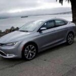 Modelos como el Chrysler 300 o el PT Cruiser permanecieron en el mercado mucho más tiempo del recomendable, convirtiéndose en símbolos de una estrategia basada en estirar el ciclo de vida en lugar de reinventarse. El 300 pasó de ser un sedán imponente a un producto claramente desfasado en plataforma e interior, mientras que el PT Cruiser perdió su encanto retro al no evolucionar con los tiempos. En un sector donde el diseño y la tecnología deben renovarse constantemente para mantener relevancia, Chrysler optó por la inercia, y el mercado terminó pasando factura.