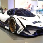 El Devel Sixteen es una de las máquinas más poderosas que existen. Con un motor V16 de cuatro turbos que produce 5,000 caballos de fuerza, este coche alcanza velocidades de hasta 500 km/h, superando a muchos de los hypercars más conocidos del mercado. Su precio ronda los 2.7 millones de dólares, y aunque es un coche extremadamente raro, algunos fanáticos de los autos dudan de su existencia. Sin embargo, este coche ha sido probado en pista, y su potencia y exclusividad lo convierten en uno de los autos más sorprendentes y codiciados del mundo.