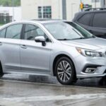El Subaru Legacy ha sido un pilar para la marca durante más de tres décadas, destacándose por ofrecer tracción total estándar y una gran versatilidad en un sedán de tamaño medio. A pesar de su éxito, Subaru ha decidido centrarse más en sus SUVs como el Outback y el Forester, dejando al Legacy atrás. Para quienes buscan un sedán con tracción total y la fiabilidad que ofrece Subaru, este modelo se está convirtiendo en una pieza de colección. Con el fin de su producción, las opciones se reducirán, y el mercado de autos usados será el único lugar donde los compradores podrán encontrar un Legacy en buenas condiciones.