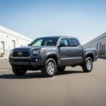 La Toyota Tacoma es el modelo de camioneta compacta por excelencia para muchos, conocida por su durabilidad y capacidad de resistir el paso del tiempo. Aunque su diseño ha cambiado poco a lo largo de los años, sigue siendo la opción predilecta para quienes buscan una camioneta que pueda atravesar terrenos difíciles y trabajar en condiciones exigentes.

A pesar de la familiaridad de su diseño, los propietarios siguen optando por la Tacoma debido a su fiabilidad, especialmente en condiciones off-road. La sensación de 