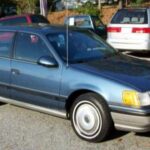 El Mercury Sable, hermano del Ford Taurus, fue conocido por su sofisticación discreta y su diseño atractivo. Con su distintiva parrilla con barra de luz y su vidrio perfilado, el Sable ofreció un toque de lujo asequible para los conductores suburbanos. A pesar de compartir plataforma con el Taurus, el Sable destacó por su estilo único y se ganó un lugar en los hogares de muchas familias americanas. Sin embargo, con la desaparición de la marca Mercury en 2010, el Sable cayó en el olvido.