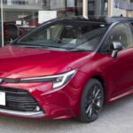 El Toyota Corolla es un clásico que no necesita presentación. Aunque no es el coche más llamativo, su fiabilidad legendaria, junto con una excelente economía de combustible y un manejo cómodo, lo convierten en una de las mejores opciones en el mercado. Con décadas de éxito, el Corolla sigue siendo un modelo de referencia para quienes buscan un vehículo duradero y económico. La reputación de Toyota por la confiabilidad se ve reflejada en el Corolla, que sigue siendo una opción segura y asequible para conductores de todo el mundo.