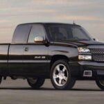 La Chevrolet Silverado Intimidator SS de 2006 fue una edición especial lanzada en honor al legendario piloto de NASCAR, Dale Earnhardt. Equipado con un motor V8 de 6.0 litros y un diseño distintivo con el emblema “Intimidator” y un acabado en negro, este modelo capturaba el espíritu de las carreras y la personalidad de Earnhardt. Con su producción limitada y la conexión directa con el mundo de NASCAR, esta camioneta se ha convertido en un artículo muy solicitado por los coleccionistas, lo que ha incrementado su precio y atractivo.