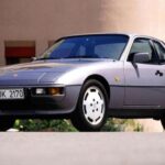 El Porsche 924 ofrece la silueta clásica de la marca, faros retráctiles y excelente equilibrio de peso. Aunque nació como proyecto conjunto con VW, terminó siendo un deportivo muy competente. Es una forma económica de entrar al universo Porsche y en exposiciones suele atraer a quienes valoran historia e ingeniería.