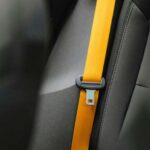 Los presentadores motorizados de cinturones de seguridad son pequeños mecanismos que extienden automáticamente el cinturón hacia el pasajero para facilitar su uso. Aunque parecen una característica sofisticada, son más una frivolidad que una necesidad real. La función no añade comodidad significativa y, cuando el sistema se descompone, puede ser costoso y difícil de reparar. Además, en coches modernos, los cinturones son fáciles de alcanzar, por lo que no se justifica la necesidad de una solución tan compleja.