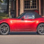 Si lo que buscas es un automóvil deportivo usado con una excelente fiabilidad, el Mazda MX-5 Miata 2017 es una opción a considerar. Con una calificación de fiabilidad de 85 sobre 100, el MX-5 Miata ofrece una transmisión suave y una excelente maniobrabilidad que hace que conducirlo sea una experiencia divertida y dinámica. Este modelo, disponible por alrededor de $12,000, es ideal para quienes buscan un coche deportivo a un precio accesible. Si bien no es el más espacioso, su agilidad en la carretera y su estilo lo hacen destacar como una opción divertida y fiable para los amantes de los autos deportivos.
