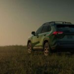 El Toyota RAV4 ha sido un éxito constante en el mercado, y Toyota ha aplicado la misma fórmula de fiabilidad que hizo al Camry famoso. El sistema de propulsión es casi idéntico al del Camry en muchos años, lo que significa que los componentes son probados y bien conocidos por los concesionarios.

El sistema de tracción total del RAV4 está diseñado más para la durabilidad que para las proezas off-road, lo que, irónicamente, lo hace aún más fiable para el uso diario. Dependiendo del año y el estado, es posible encontrar RAV4s de alta milla a precios asequibles, haciendo de este SUV una opción excelente para aquellos que buscan un vehículo confiable y económico.