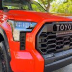 La Toyota Tundra 2024 sigue siendo una de las pickups más confiables y resistentes del mercado. Según CarEdge, la Tundra solo perderá un 23% de su valor a lo largo de tres años, lo que le permite retener un 77% de su valor original. Esto es notable para una camioneta de su tamaño, ya que las pickups tienden a perder valor más rápidamente. Sin embargo, la Tundra ha demostrado ser una opción confiable para quienes necesitan un vehículo capaz de soportar trabajos pesados o aventuras al aire libre, y su resistencia y longevidad garantizan que su valor se mantendrá estable.