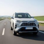 El Toyota RAV4 Hybrid se destaca por eficiencia y bajo consumo de combustible. Su motor híbrido ofrece conducción silenciosa y económica, aunque la autonomía de la batería puede variar en días fríos. Sus asientos dependen del nivel de equipamiento, pero sigue siendo un SUV confiable y versátil para familias y trayectos diarios.