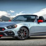 El Fiat 124 Spider es un coche deportivo clásico que atrae con su diseño elegante y rendimiento ágil, pero no es un coche diseñado para durar. Aunque ofrece una experiencia de conducción emocionante, los problemas eléctricos, los fallos en el turbocompresor y las fugas de motor son comunes antes de alcanzar las 100.000 millas. Si bien es ideal para disfrutar de un recorrido ocasional, sus problemas de fiabilidad pueden convertirse en un lastre a largo plazo. Los altos costos de reparación pueden arruinar la experiencia y, en última instancia, este roadster podría dejarte varado antes de lo esperado.