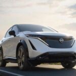 El Nissan Ariya es el vehículo eléctrico que coloca a Nissan en esta lista, destacándose por su fiabilidad en el mercado de SUV eléctricos. A pesar de la popularidad del Nissan Leaf, el Ariya ha demostrado ser una opción confiable, con pocos problemas reportados por los propietarios en foros como Reddit y en el grupo de propietarios del Ariya en Facebook. El modelo 2026 sigue mostrando excelentes perspectivas de fiabilidad, lo que lo convierte en una opción atractiva para quienes buscan un SUV eléctrico fiable. Aunque el Ariya aún no está disponible en todos los mercados, ha sido muy bien recibido en Canadá y Japón, donde la marca tiene una fuerte presencia.