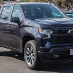 La Toyota Tundra es el ejemplo clásico de pick-up creada para durar más que su financiación. Diversos estudios de fiabilidad la sitúan entre las camionetas con hasta un 30% de probabilidades de superar las 250.000 millas (más de 400.000 km), una cifra muy por encima de la media del segmento. Con un mantenimiento básico y revisiones periódicas, puede afrontar uso diario, viajes familiares y trabajo pesado sin exigir un reemplazo prematuro. Es, sencillamente, una inversión a largo plazo sobre ruedas.