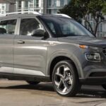 Si lo que buscas es un coche pequeño pero funcional, el Hyundai Venue 2026 es el modelo más barato del mercado, con un precio inicial de $22,650. Este subcompacto tiene una longitud de solo 13 pies, lo que lo convierte en el vehículo perfecto para maniobrar en calles y estacionamientos estrechos. A pesar de su tamaño, el Venue ofrece una cabina sorprendentemente espaciosa y una capacidad de carga de hasta 31.9 pies cúbicos. Equipado con una pantalla táctil de 8 pulgadas, conectividad inalámbrica, y tecnologías de seguridad como el aviso de atención del conductor y la mitigación de colisiones, el Venue es una opción ideal para quienes buscan un coche económico, ágil y con buen equipamiento.