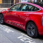 El Tesla Model 3, aunque sigue siendo uno de los vehículos eléctricos más populares, ha enfrentado varios problemas de fiabilidad que continúan afectando su rendimiento. Además de los ya conocidos problemas con el FSD/Autopilot, muchos propietarios han reportado fallos en las ventanas, puertas y otros componentes, lo que ha resultado en múltiples recalls. A pesar de sus avances en tecnología y autonomía, el Model 3 está siendo monitorizado de cerca por la NHTSA debido a las preocupaciones de seguridad. Modelos alternativos como el Hyundai Ioniq 6 ahora ofrecen una mejor calidad de construcción y menos problemas de fiabilidad, por lo que es recomendable considerar otras opciones si buscas algo más estable.