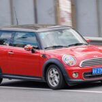 El Mini Cooper 2024 sigue siendo un coche que atrae por su diseño compacto y deportivo, pero no es la mejor opción si lo que buscas es un coche práctico y fiable. La visibilidad nocturna es deficiente, y la calificación en este aspecto por parte de IIHS es preocupante. Además, los problemas recurrentes de fallos en el motor y otros defectos de mantenimiento convierten a este coche en una opción costosa a largo plazo. A pesar de su atractivo estético, el Mini Cooper no ofrece la fiabilidad y el valor que se esperaría de un coche de este tipo.