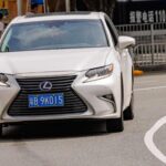 El ES funciona como una inversión a largo plazo. Usa plataformas Toyota muy probadas, pero con mayor aislamiento, calidad interior y confort. Muchos ejemplares siguen sintiéndose nuevos tras años de uso. Si buscás un sedán cómodo, silencioso y con pocas sorpresas mecánicas, este cumple.