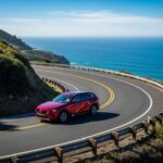 La Mazda CX-90 ofrece un enfoque ligeramente más deportivo para un SUV de cinco plazas. Su manejo en carretera es ágil, casi como un vehículo compacto, lo que la hace divertida de conducir a pesar de ser un SUV. Sin embargo, hay quienes se sienten confundidos por su contradicción: un SUV familiar que también sugiere un toque de poder y rendimiento.

Aunque la CX-90 se posiciona como una opción premium dentro del mercado de SUVs, los conductores podrían cuestionar si realmente cumple con las necesidades familiares debido a sus características más orientadas al rendimiento. Aún así, es una opción para aquellos que buscan algo diferente en el segmento de los SUVs, con un toque deportivo que no compromete el confort.