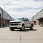 Camionetas Silverado y su familia resisten trabajo pesado y remolque constante; V8 duraderos y chasis sólidos aseguran largas millas.