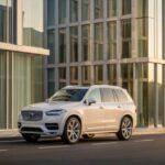 El Volvo XC90 ha sido aclamado como un SUV de lujo con excelentes características de seguridad y comodidad, pero Consumer Reports advierte que el híbrido del XC90 presenta fallos en el sistema de transmisión y en sus componentes tecnológicos, lo que lo hace menos atractivo. Aunque se comporta bien en viajes largos, el XC90 tiene problemas de tecnología anticuada y una conducción rígida. Su lujoso interior y su sistema de seguridad son sus puntos fuertes, pero la fiabilidad y los problemas tecnológicos arrastran su desempeño general.